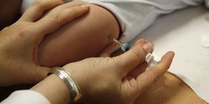 Nombre des bebes vaccines en hausse sur un an en france