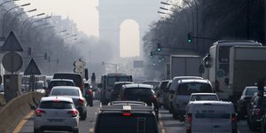 Paris, pic pollution atmosphérique, transport, voitures, diesel, essence, brouillard, ozone, particules fines, trafic, embouteillage, Arc de Triomphe, Neuilly-sur-Seine, heure de pointe, circulation automobile,