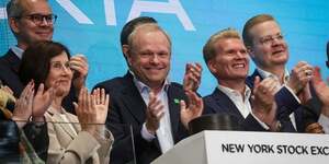 Pekka lundmark, pdg de nokia, sonne la cloche d& 39 ouverture a la bourse de new york