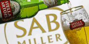 Photo d'illustration d'une bire Stella Artois servie dans un verre avec le logo Sab Millier (fusion avec AB InVen)