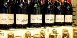 Photo de fichier : des bouteilles de champagne francais moet & chandon sont proposees dans un supermarche du groupe de distribution suisse coop a zumikon