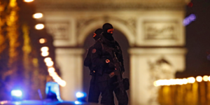 Policiers cagoulés sur les Champs-Elysées après la fusillade du 20 avril