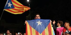 Referendum catalan: barcelone tient tete a madrid, malgre les heurts