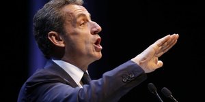 Sarkozy attaque hollande sur une autorite jugee defaillante de l'etat