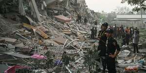 Selon un bilan officiel trs provisoire, 1 644 personnes ont t tues et 3 408 ont t blesses.