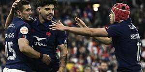 Thomas Ramos A gauche cElEbre le troisiEme essai franCais avec Romain Ntamack au centre et Louis Bielle-Biarrey.