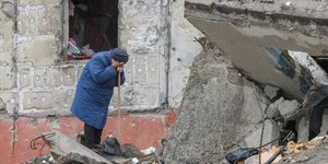 Ukraine: des dizaines de victimes retrouvees dans une fosse commune pres de kyiv, dit un responsable local