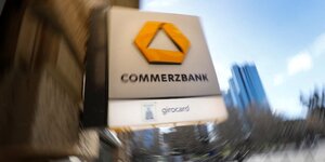 Un distributeur de billets de la commerzbank, a francfort