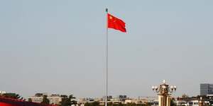 Un drapeau chinois flotte sur la place tiananmen a pekin, chine