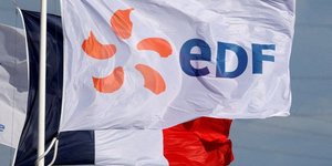 Un drapeau portant le logo d'edf