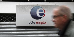 Un homme de 50 ans passe devant une agence Pôle emploi à Paris