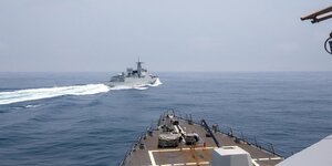 Un navire de guerre chinois navigue pres d& 39 un destroyer americain dans le detroit de taiwan