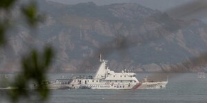 Un navire des garde-cotes chinois navigue lors d& 39 un exercice militaire pres de fuzhou, dans la province de fujian, a proximite des iles matsu controlees par taiwan