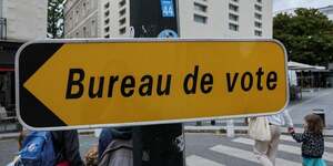 Un panneau indiquant un bureau de vote situe dans une ecole a nantes