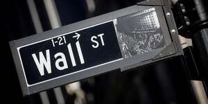 Un panneau indiquant wall street est visible a new york