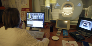 Un radiologiste procde  une IRM  l'hpital Ambroise Pare de Marseille en 2008