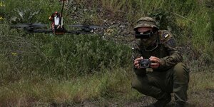 Un soldat ukrainien participe a un d’entrainement avec un drone dans la region de dnipropetrovsk en ukraine