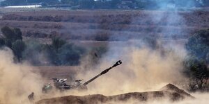 Un tank et des soldats israeliens a proximite de la frontiere avec la bande de gaza