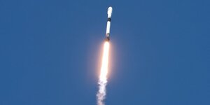 Une fusee spacex 9 decolle a cap canaveral, en floride