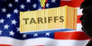 Une illustration montre le president americain donald trump, le drapeau americain et le mot "tariffs"