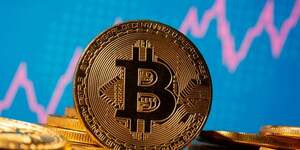 Une representation de la cryptomonnaie bitcoin devant un graphique boursier
