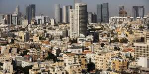 Une vue de tel aviv a travers la fenetre d& 39 un hotel