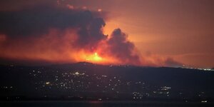Vue de tyr, au sud du liban, montrant de la fumee et des incendies du cote libanais de la frontiere avec israel