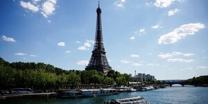 Vue sur le bord de seine devant la tour eiffel a paris