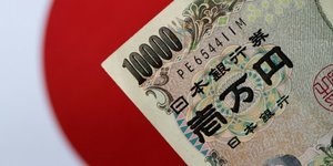 Yen et rendement a 10 ans dopes par des informations sur la banque du japon